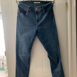 Selling LEVIS 721 high rise skinny.